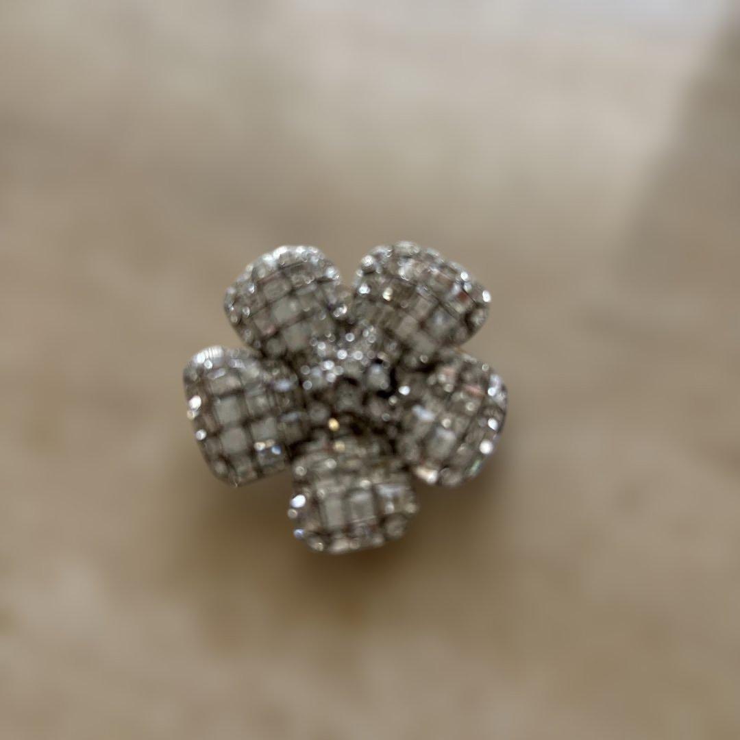 FOXEY 花形ブローチ・クリスタル風装飾