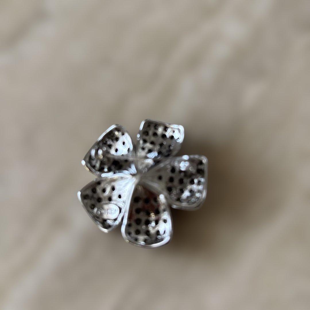 FOXEY 花形ブローチ・クリスタル風装飾