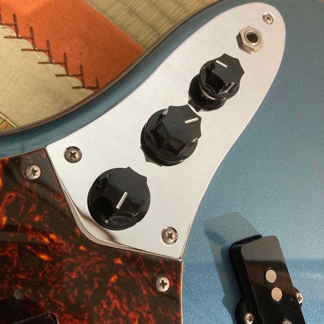 スタンド追加　フェンダー　JAZZベース　ストラップ　ピックガード　本　弦