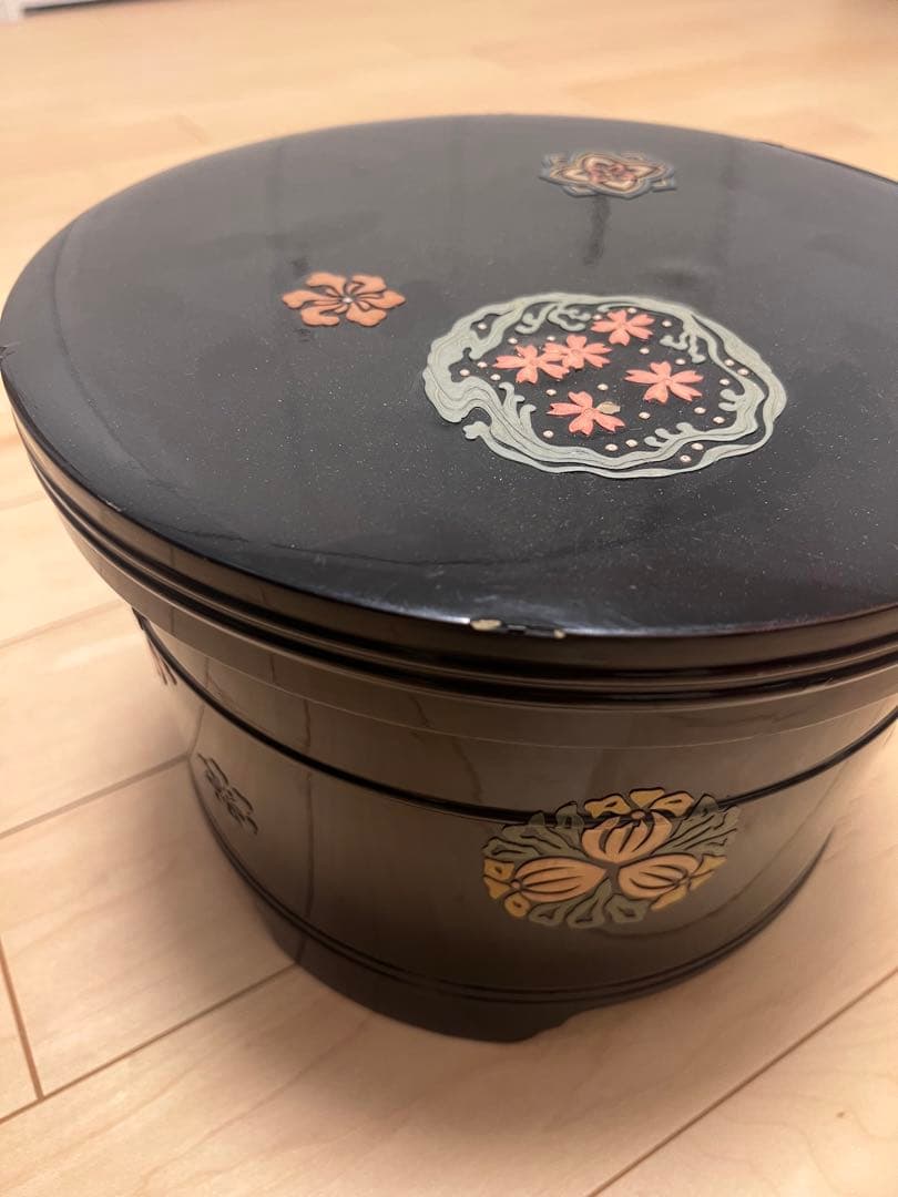 円形重箱 黒地 花柄 赤内装
