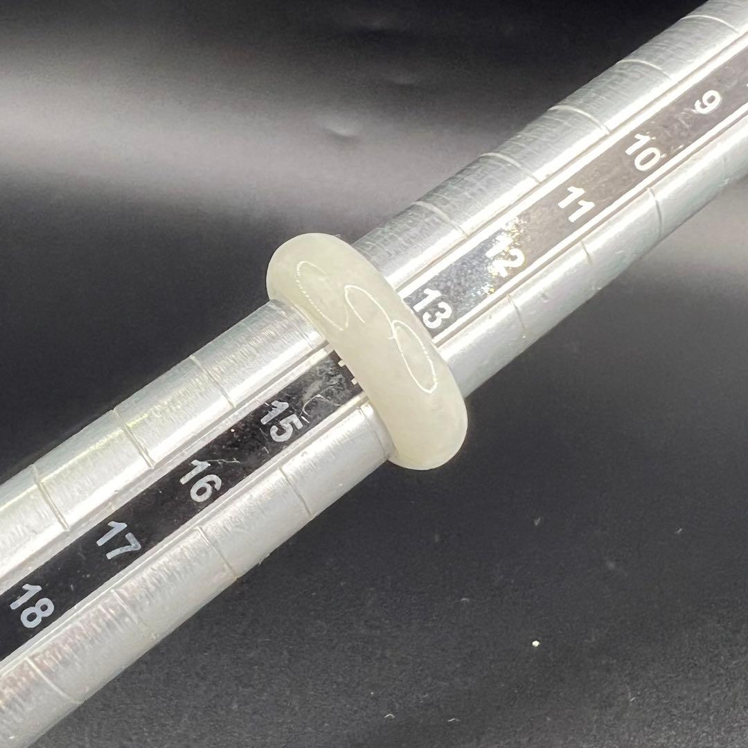 新品　ミャンマー産天然Aランク翡翠ののくり抜きリンググリーンホワイトAB1006