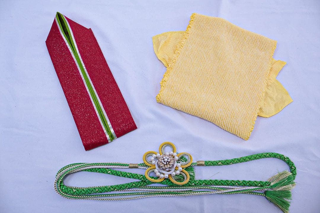 正絹　モダン系　白地にグリーン柄の振袖セット