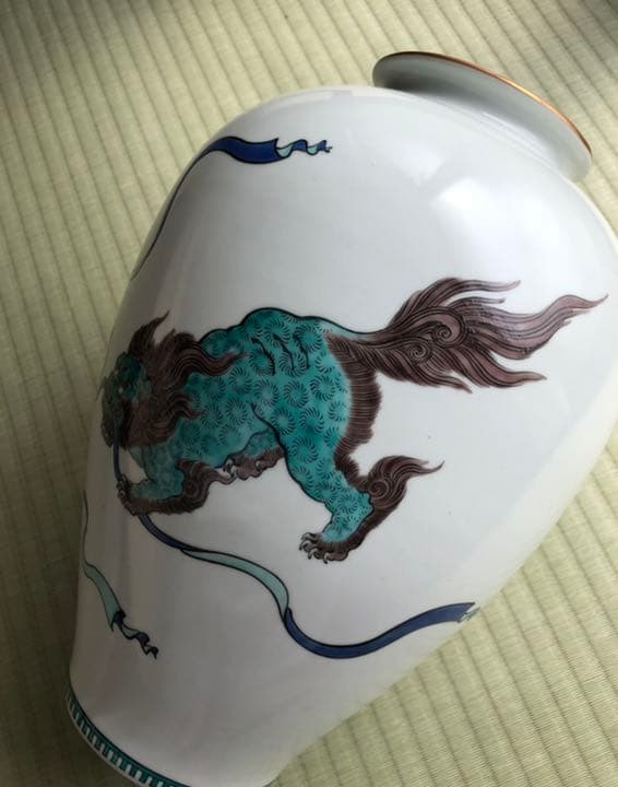 古九谷焼　原石　青赤獅子金彩牡丹丸紋　花瓶