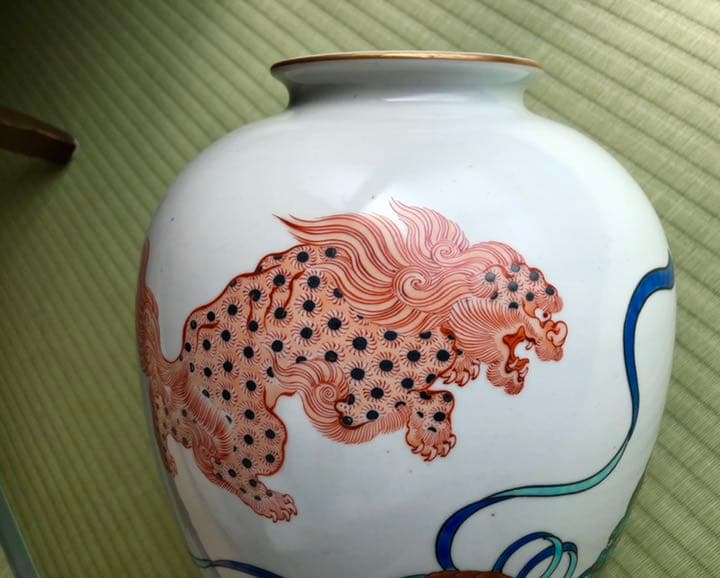古九谷焼　原石　青赤獅子金彩牡丹丸紋　花瓶
