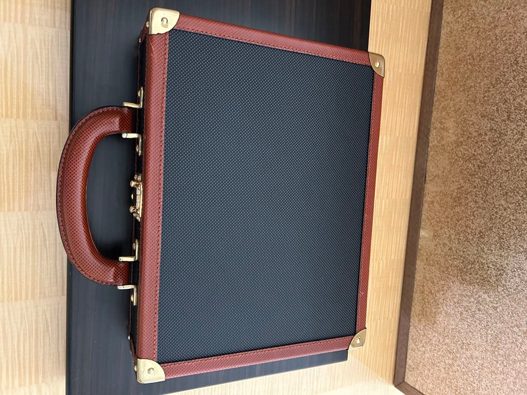 BOTTEGA VENETAの黒と茶色の小型アタッシュケースケース