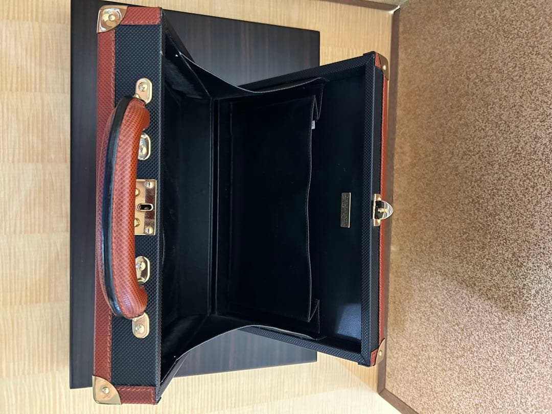 BOTTEGA VENETAの黒と茶色の小型アタッシュケースケース