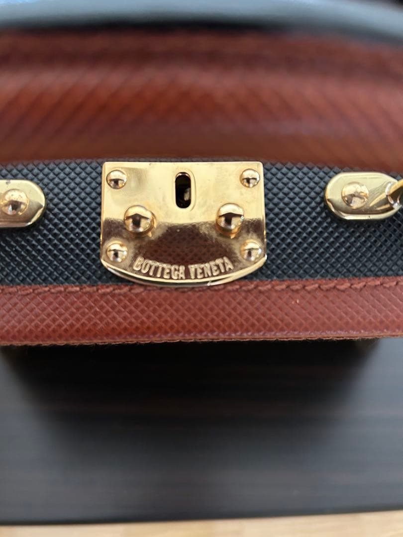 BOTTEGA VENETAの黒と茶色の小型アタッシュケースケース