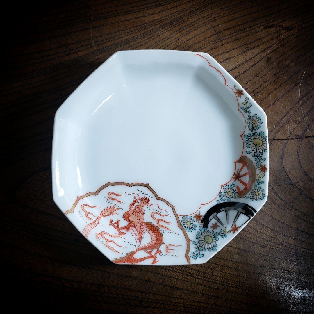 八角皿　古伊万里　菊文様　御所車　車輪　龍　竜　雲竜　明治　色絵付　赤絵　イ号