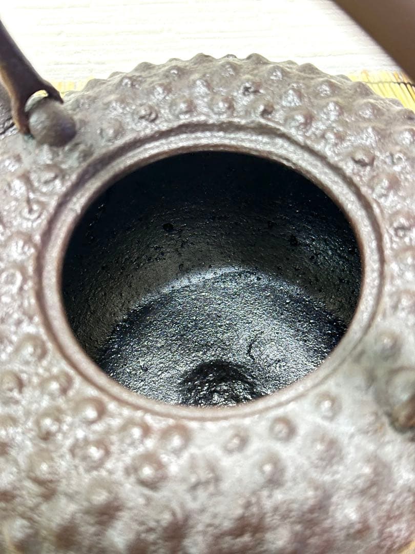 未使用、山形水沢 伝統工芸士 菊池 政光作 大アラレ 飾銅蓋 南部鉄瓶　南部鉄器