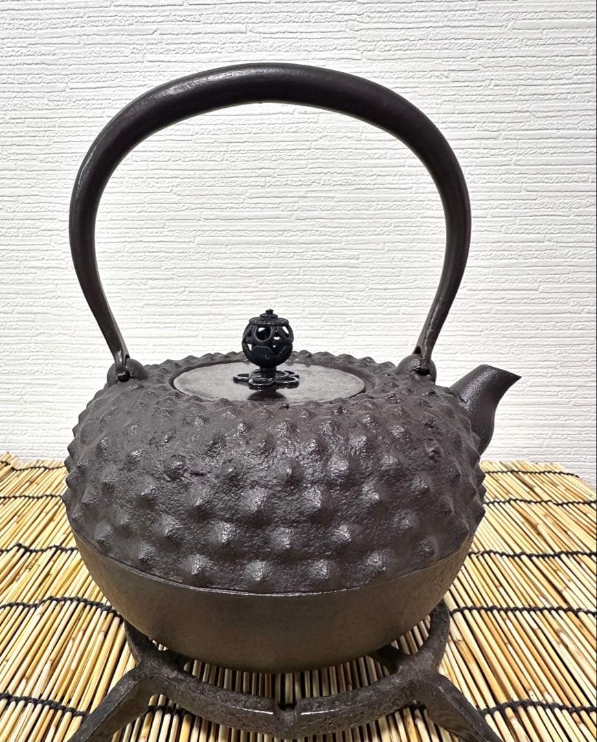 未使用、山形水沢 伝統工芸士 菊池 政光作 大アラレ 飾銅蓋 南部鉄瓶　南部鉄器