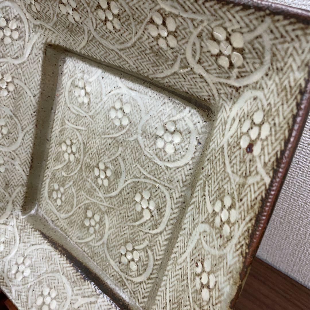 【人間国宝】島岡達三 地釉象嵌 唐草文角皿 (径28cm)