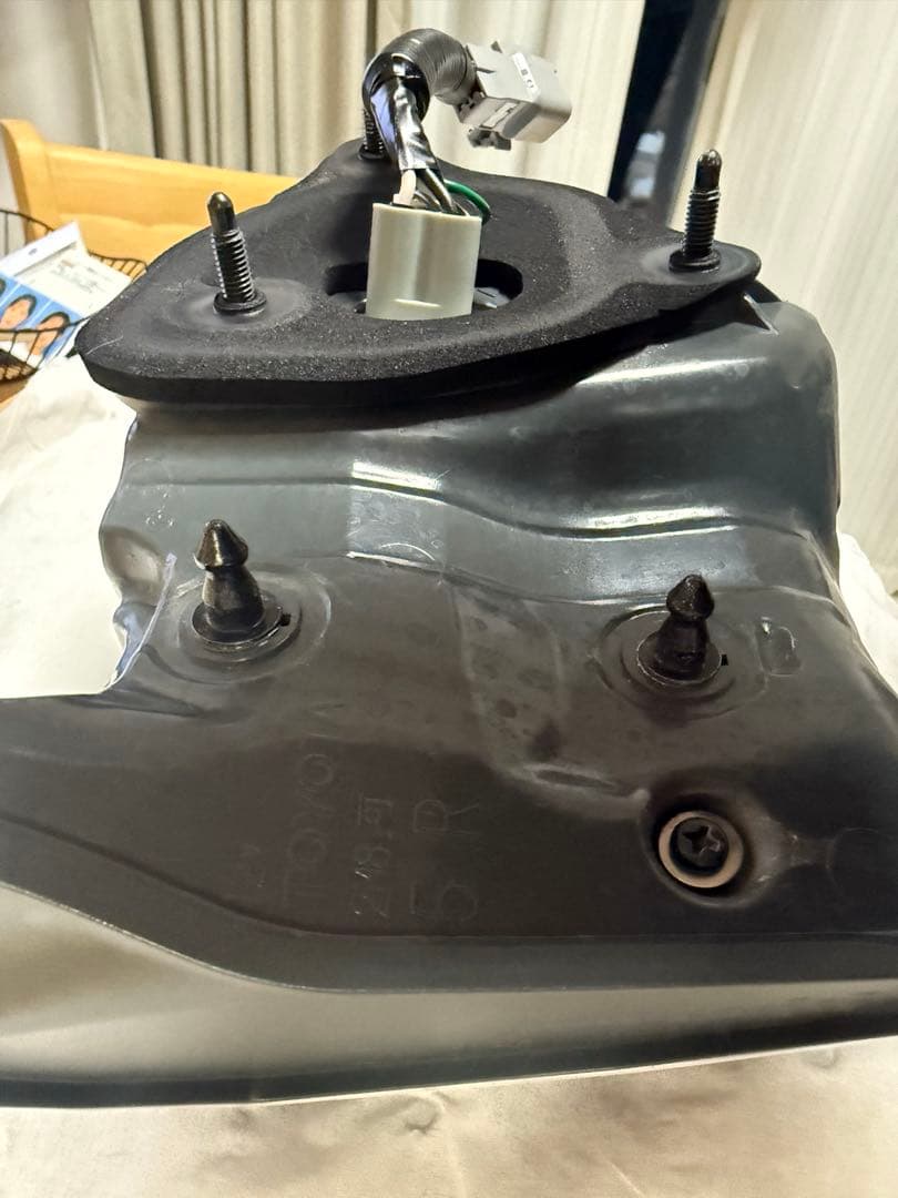 60系ハリアー（前期） 右テールレンズ バックドア側