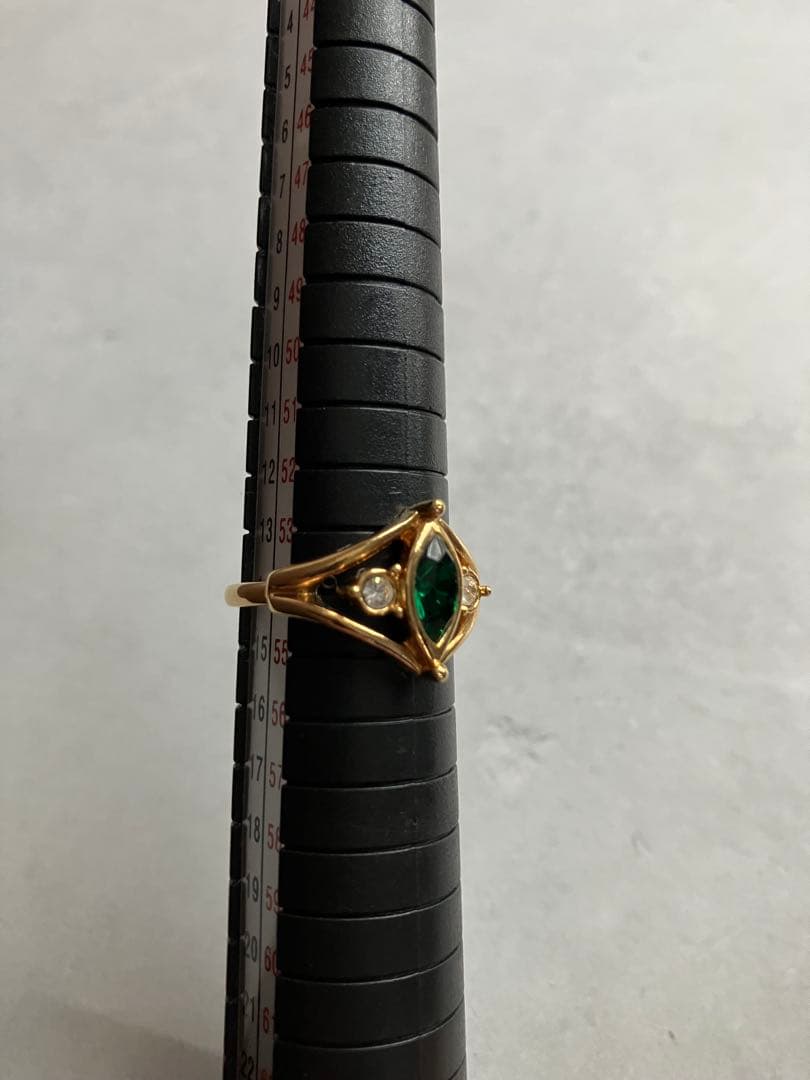 AVON ヴィンテージ リング エメラルドグリーンストーン 14号