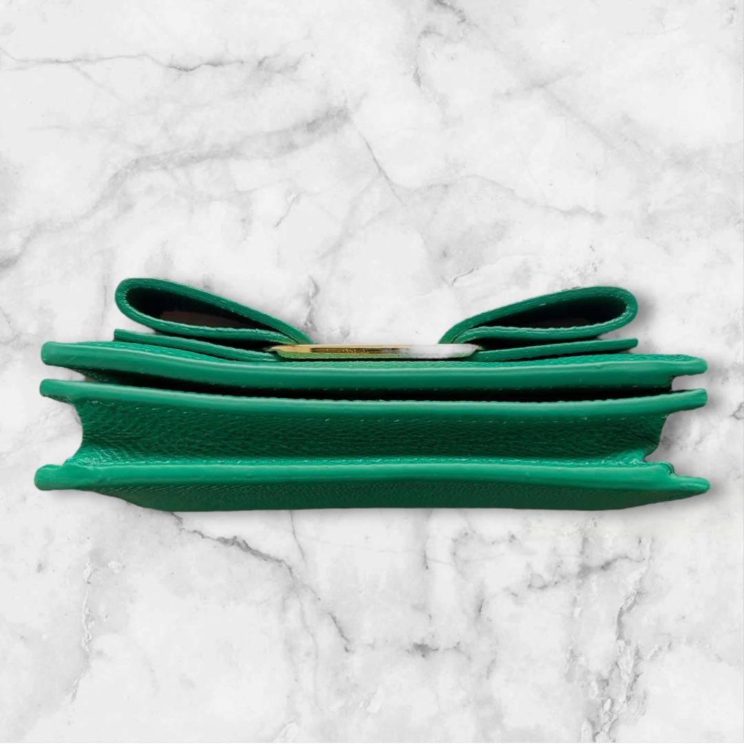 【極美品】フェラガモ 二つ折り財布 ヴァラ リボン グリーン SMERALDO