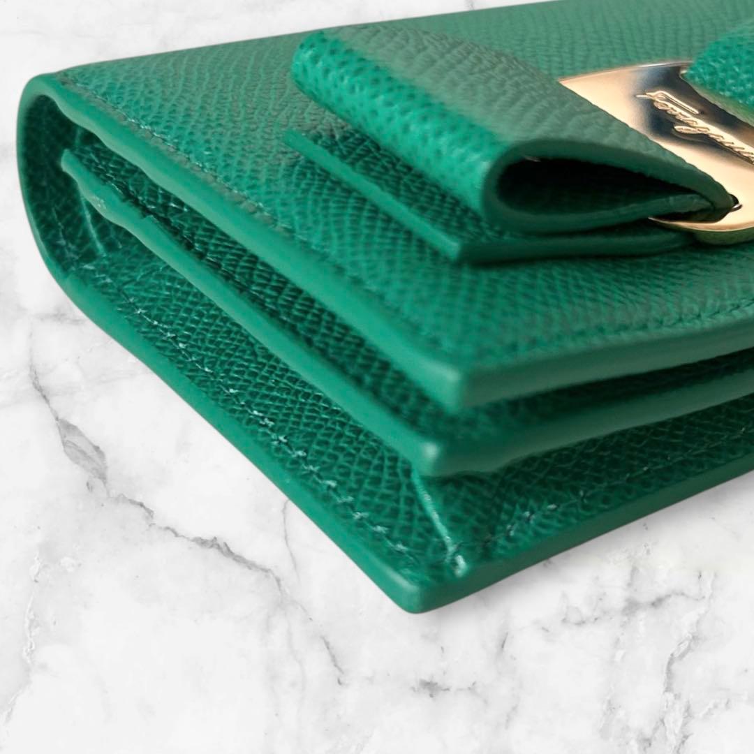 【極美品】フェラガモ 二つ折り財布 ヴァラ リボン グリーン SMERALDO