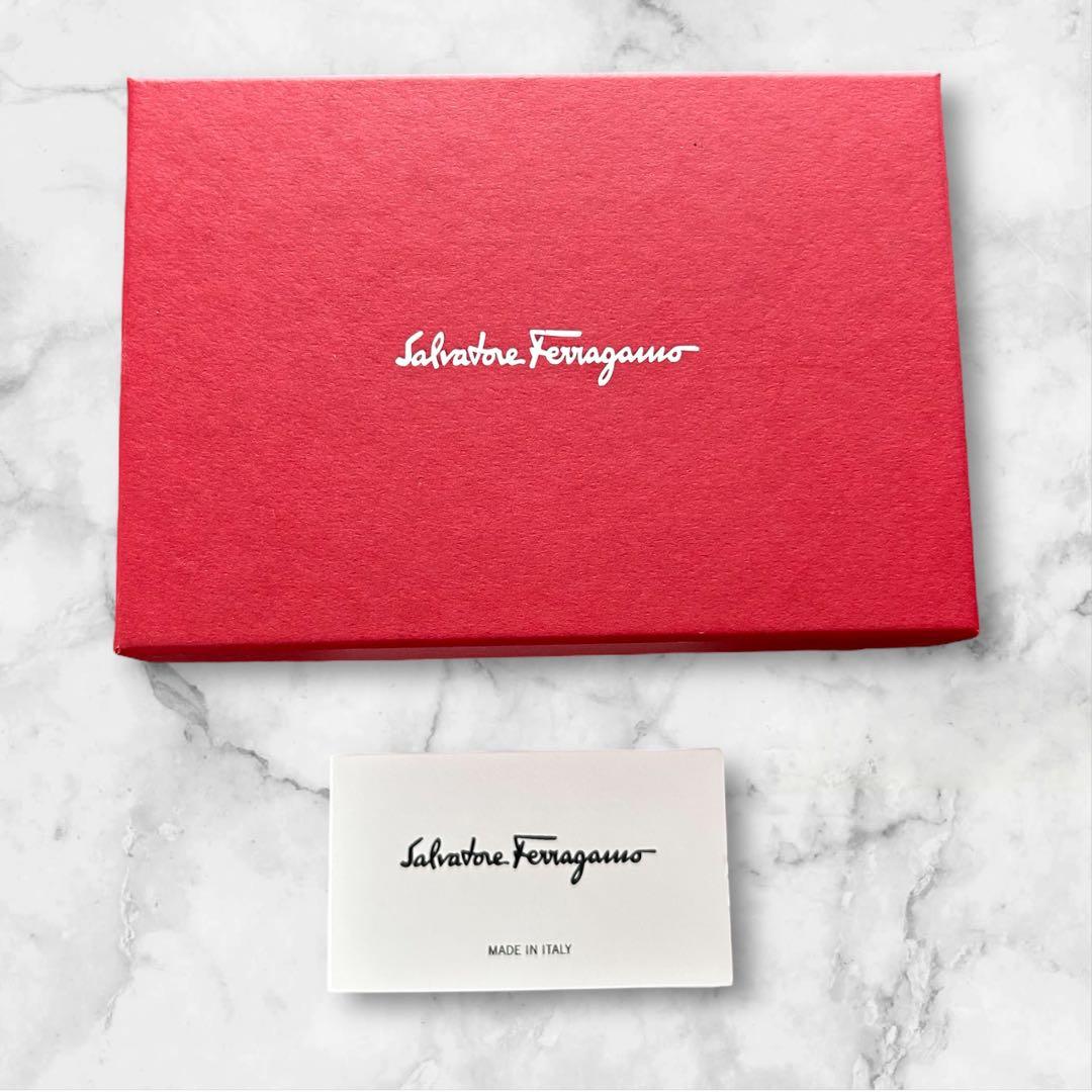 【極美品】フェラガモ 二つ折り財布 ヴァラ リボン グリーン SMERALDO