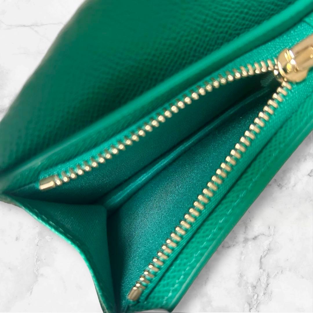 【極美品】フェラガモ 二つ折り財布 ヴァラ リボン グリーン SMERALDO