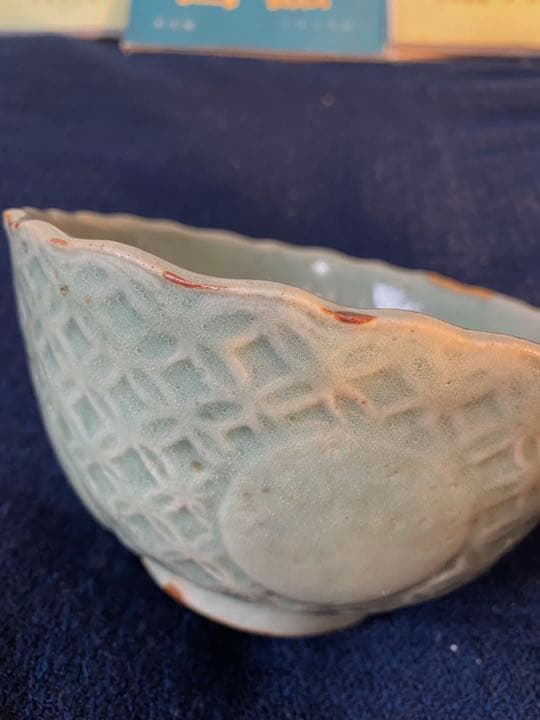 中国宋代龍泉窑葵口刻花碗、口沿有金修、