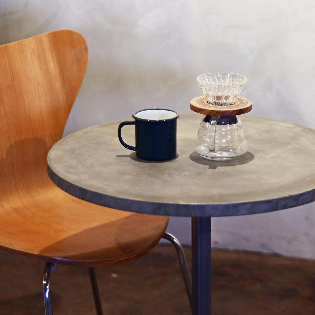 薄塗りモルタル｜ライトグレー｜丸｜円形｜カフェテーブル｜店舗什器｜店舗｜飲食