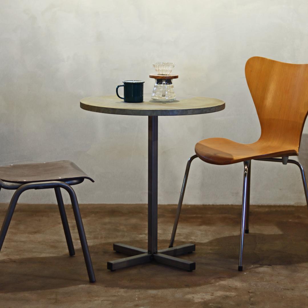 薄塗りモルタル｜ライトグレー｜丸｜円形｜カフェテーブル｜店舗什器｜店舗｜飲食