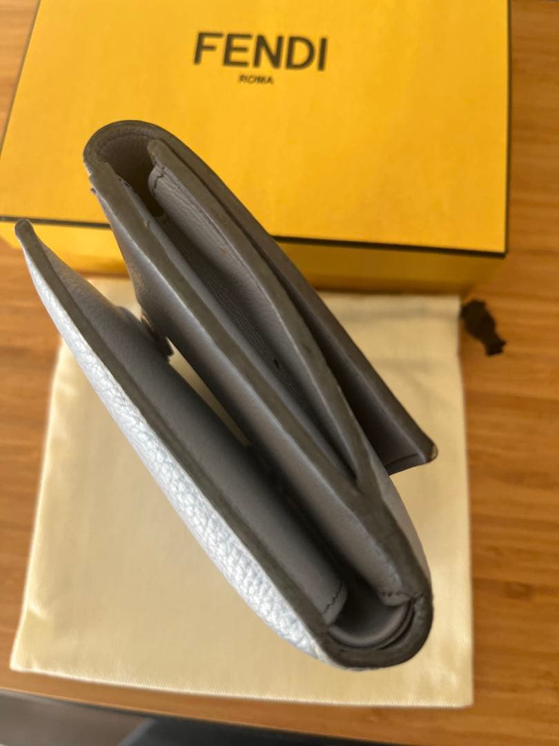 FENDI ピーカブーライトブルー 二つ折り財布 箱　保存袋付き