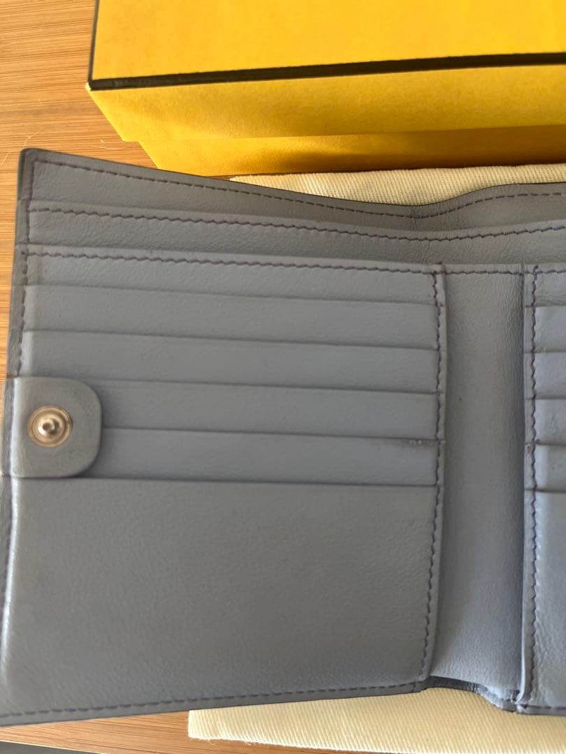 FENDI ピーカブーライトブルー 二つ折り財布 箱　保存袋付き