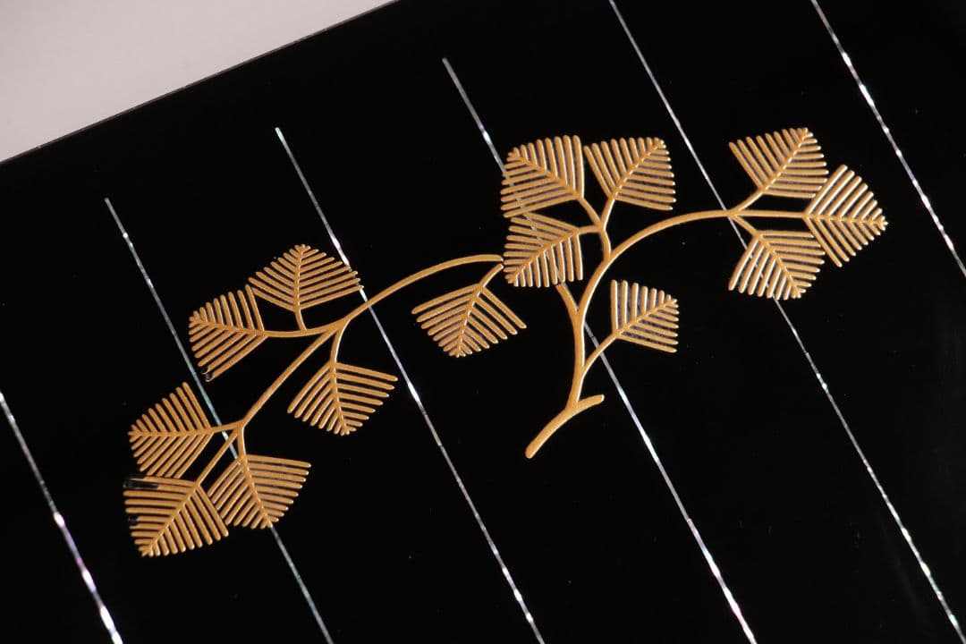 加賀蒔絵師 小松芳光作 松紋様 金蒔絵 螺鈿 黒塗卓 共箱 平卓 花台 M960