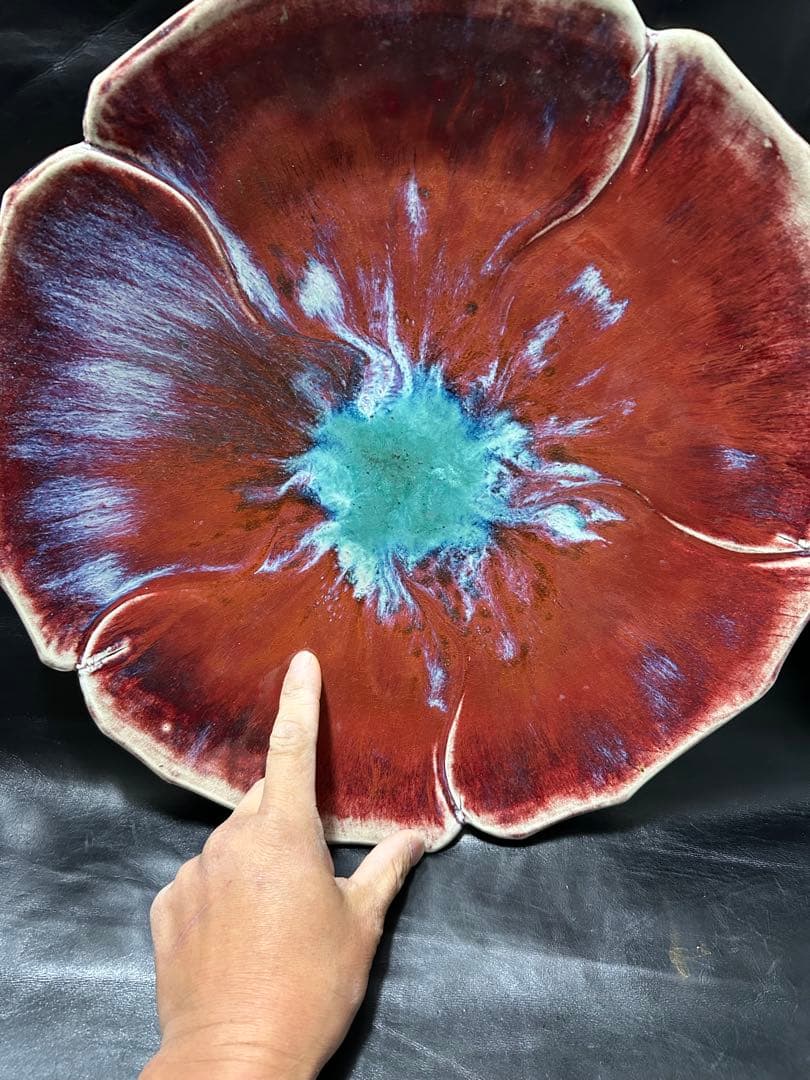 美しい古美術◾️蔵から美しい花がかたどられた大皿が出てかきました。