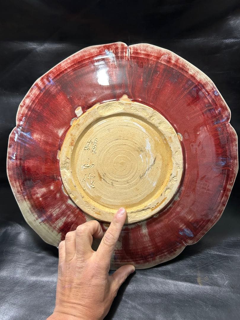 美しい古美術◾️蔵から美しい花がかたどられた大皿が出てかきました。