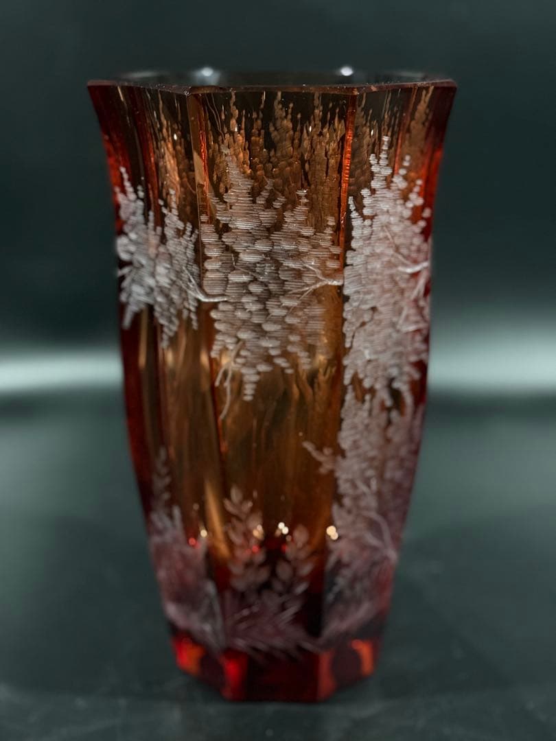 モーゼル クリスタル　赤色　鹿彫刻　八角形　花瓶