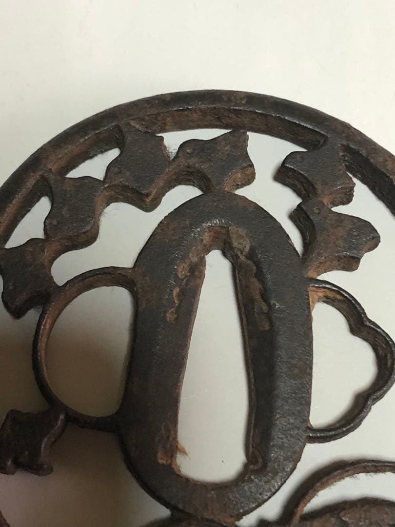 旧家蔵出し品　赤坂鍔　千鳥に蝶の図　鉄製　時代物　箱無し　刀装具　武具　透かし鍔