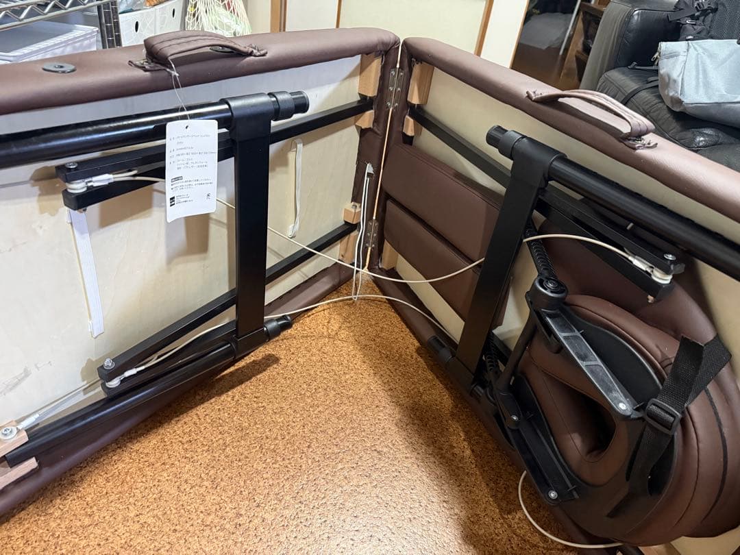 超コンパクト＆約8.6kgの軽量ブラウン折りたたみマッサージベッド（メホール）
