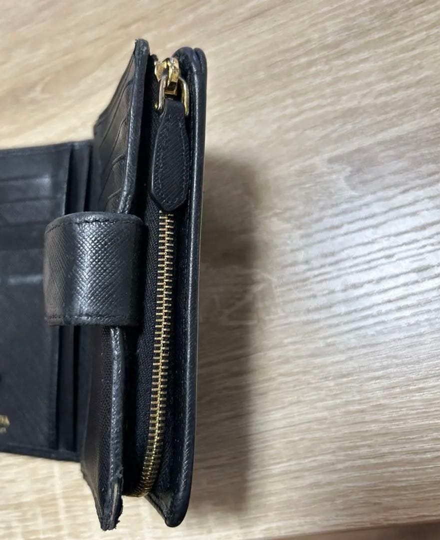 PRADA 二つ折り財布 黒 レザー