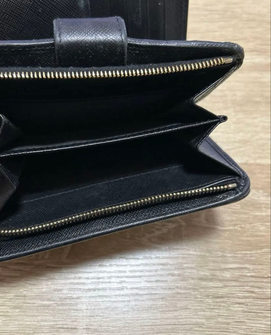 PRADA 二つ折り財布 黒 レザー