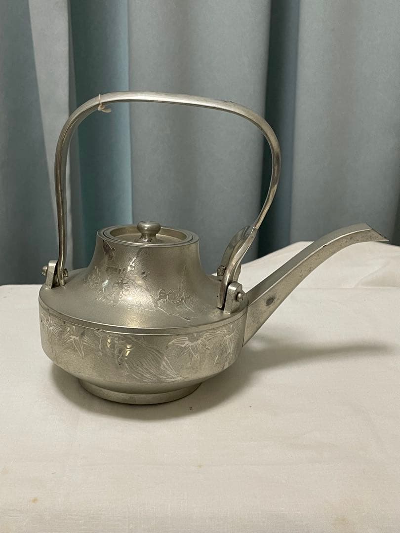 錫製の盃と片口