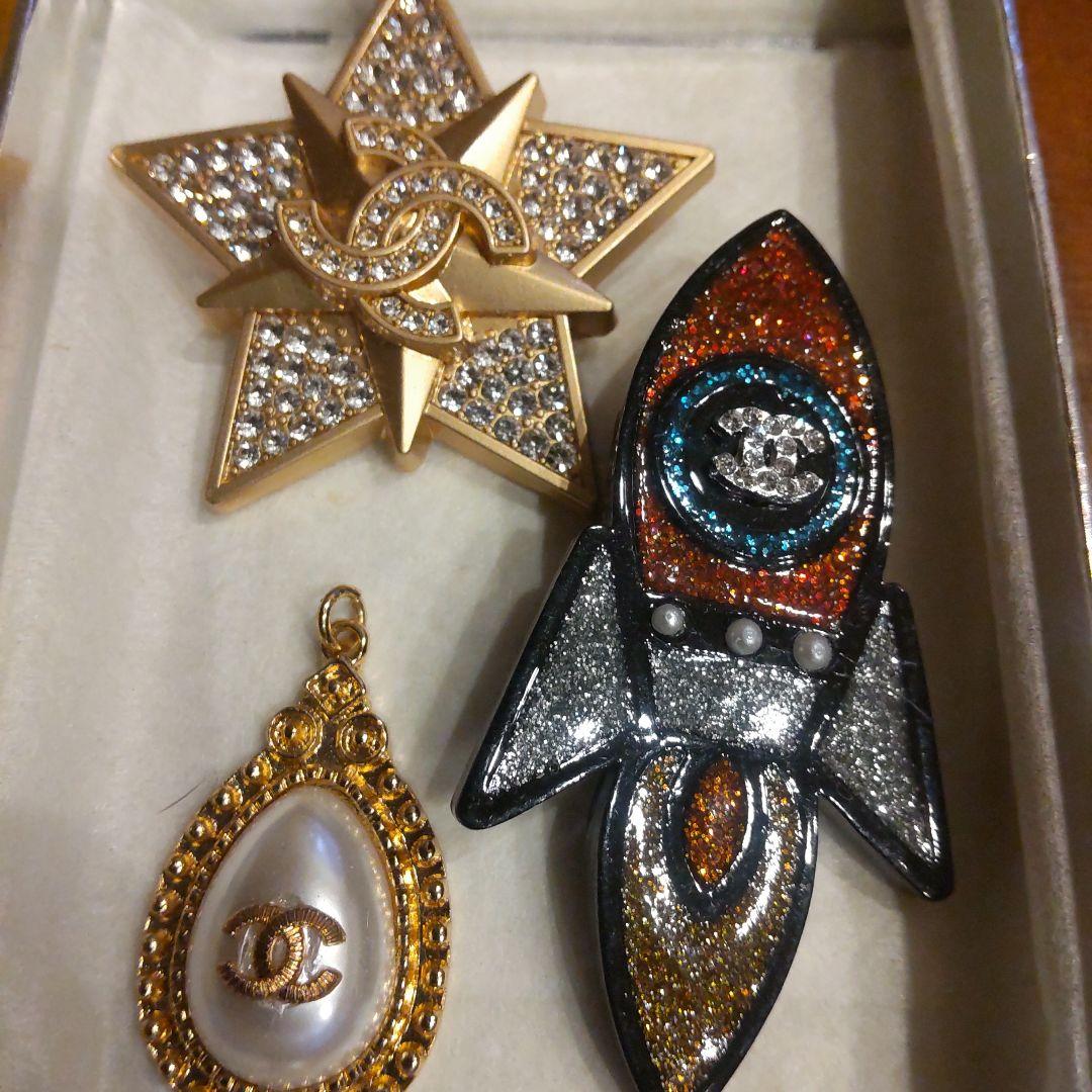 CHANEL ブローチセット 星型とロケット型