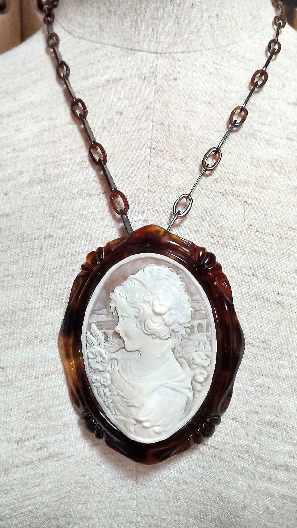 値下　￥26000→19000ベストサイズ　鼈甲枠カメオ　ブローチ　ペンダント