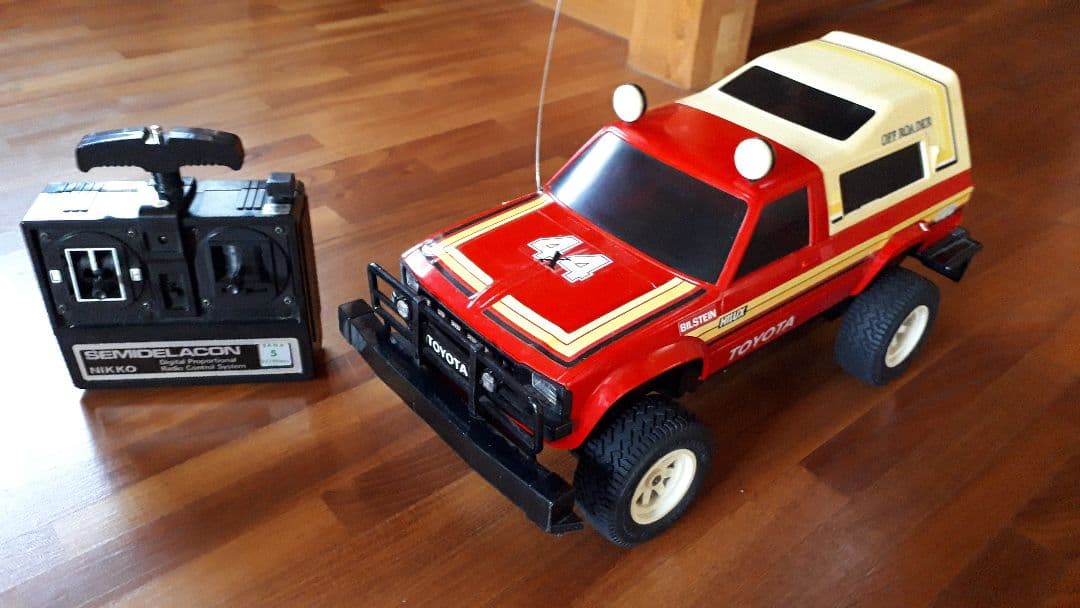 【最終価格】トヨタTOYOTAハイラックス4WD1/10ラジコン　不動品