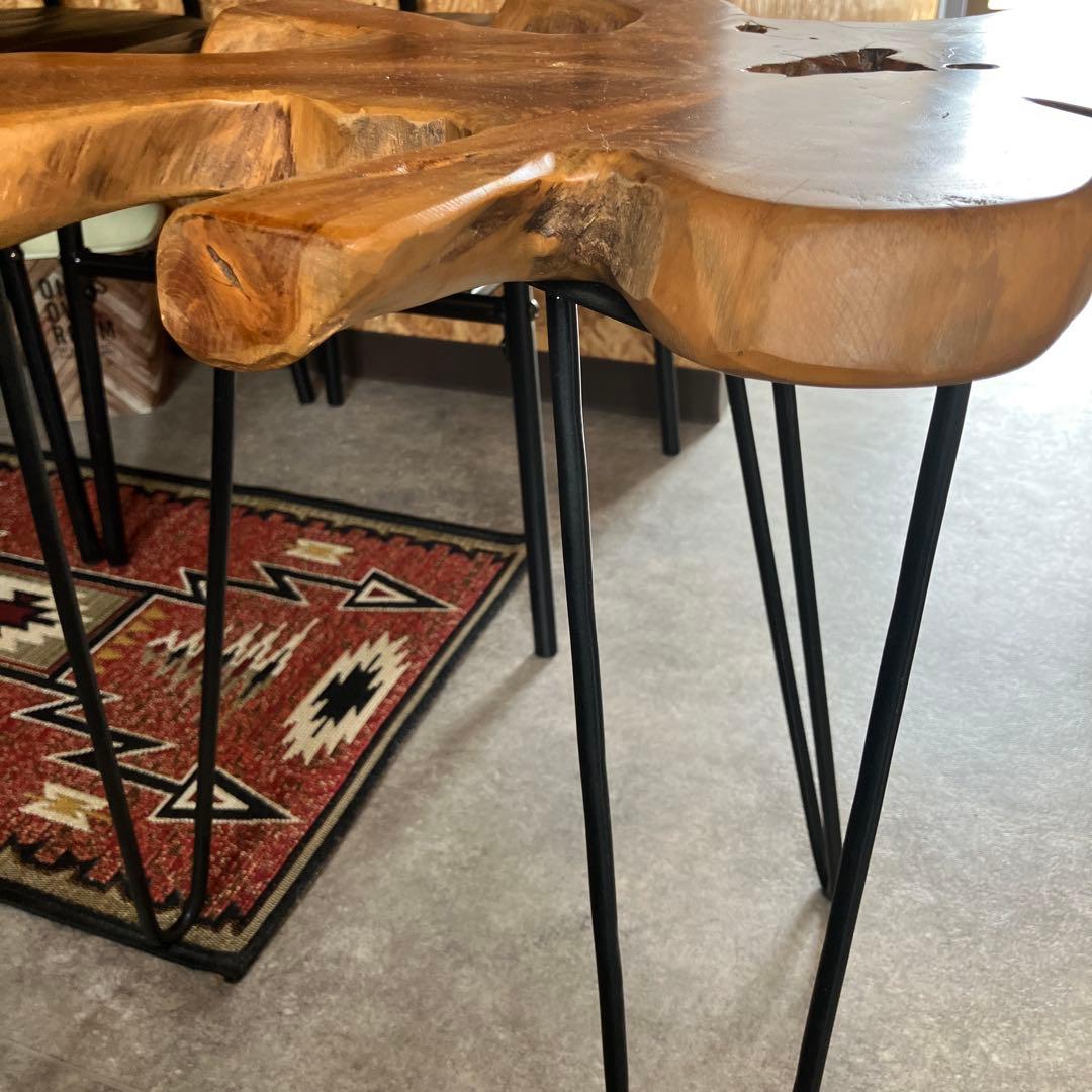 ユニークな形状の木製テーブル