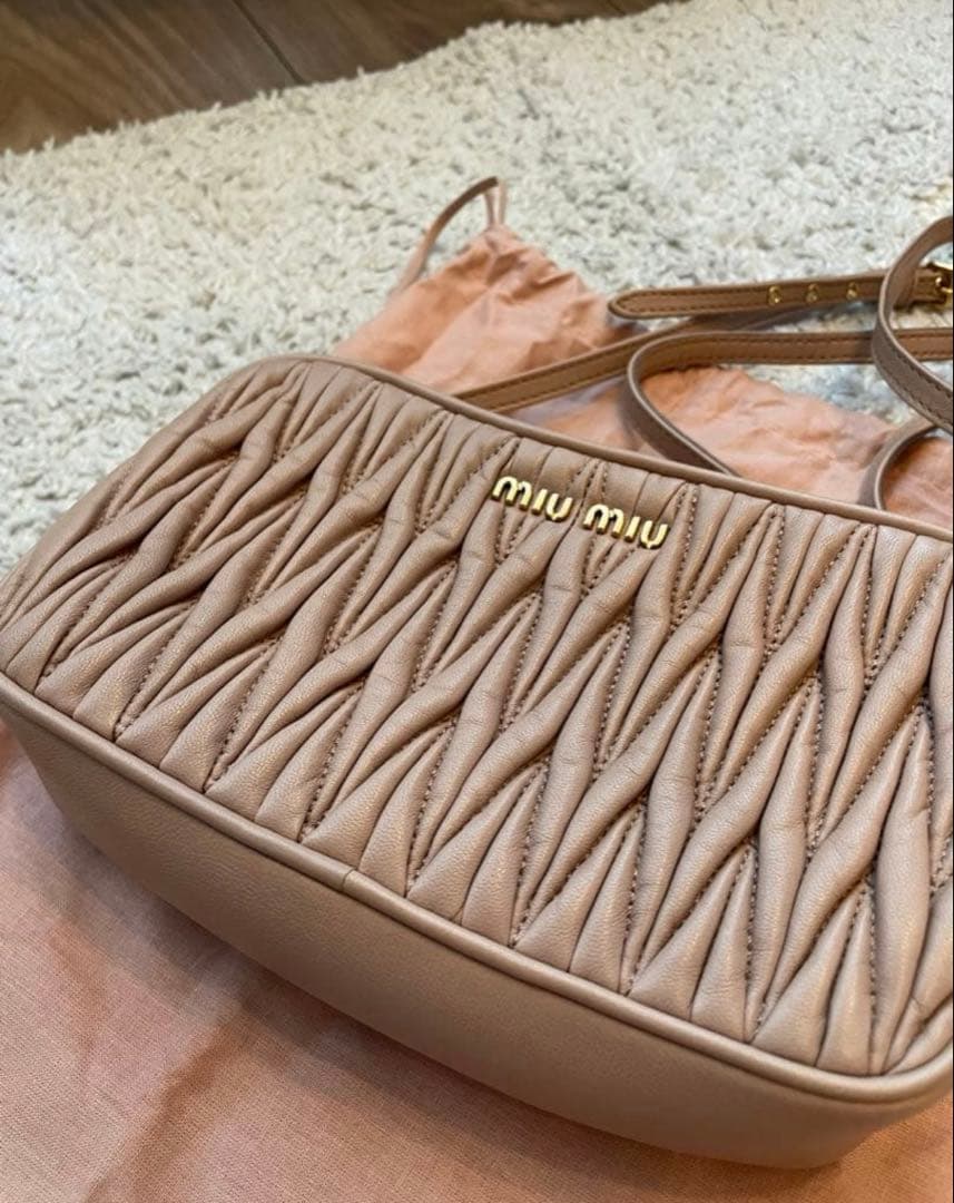 ︎︎︎︎︎︎︎︎❤︎❤︎miyaberu︎︎︎︎❤︎︎︎︎︎❤︎ miumiu マテラッセ ショルダーバッグ