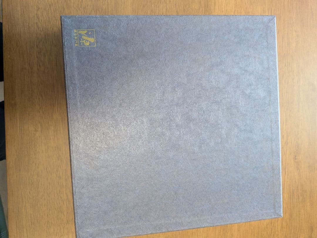 源右衛門　陶板額　兜　大