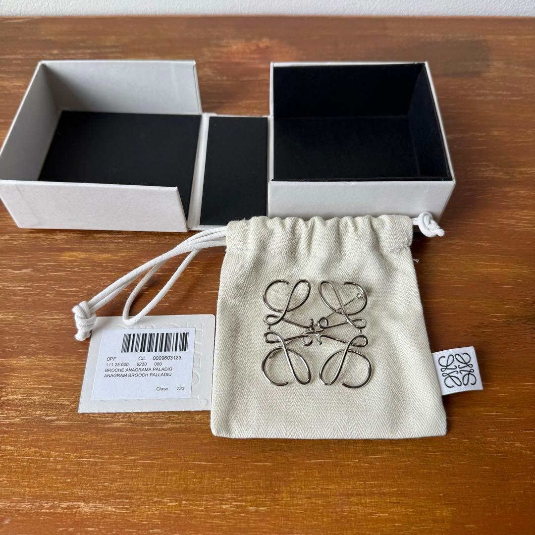LOEWE ロエベ アナグラム ブローチ (メタル)