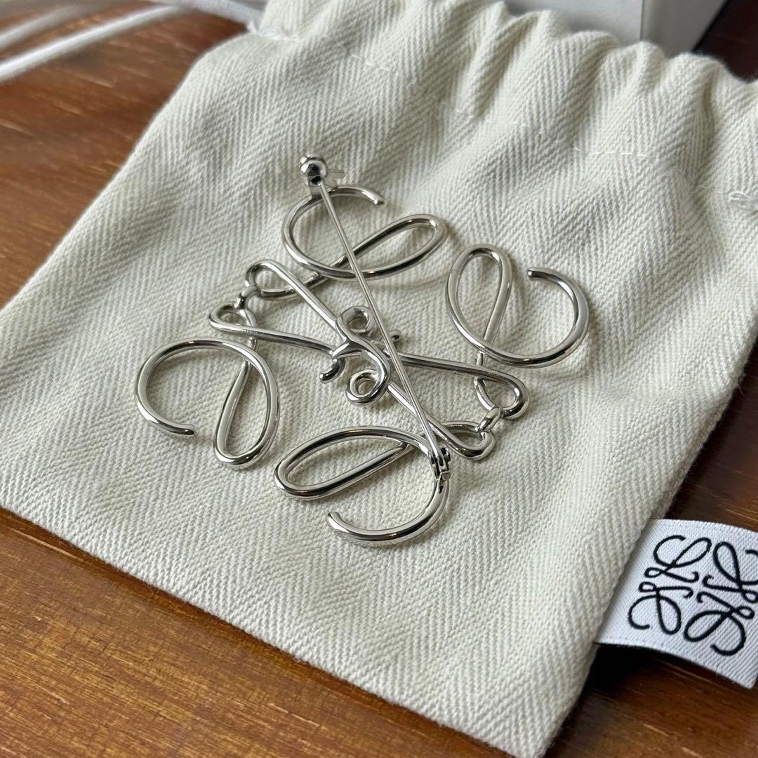 LOEWE ロエベ アナグラム ブローチ (メタル)