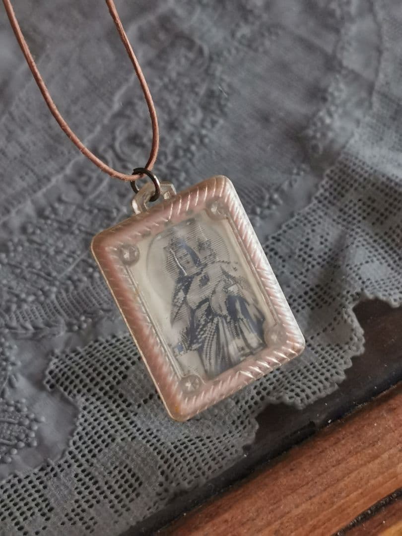 アンティーク 聖母子像と聖人 レンチキュラー桜色チャーム レザー紐付きネックレス