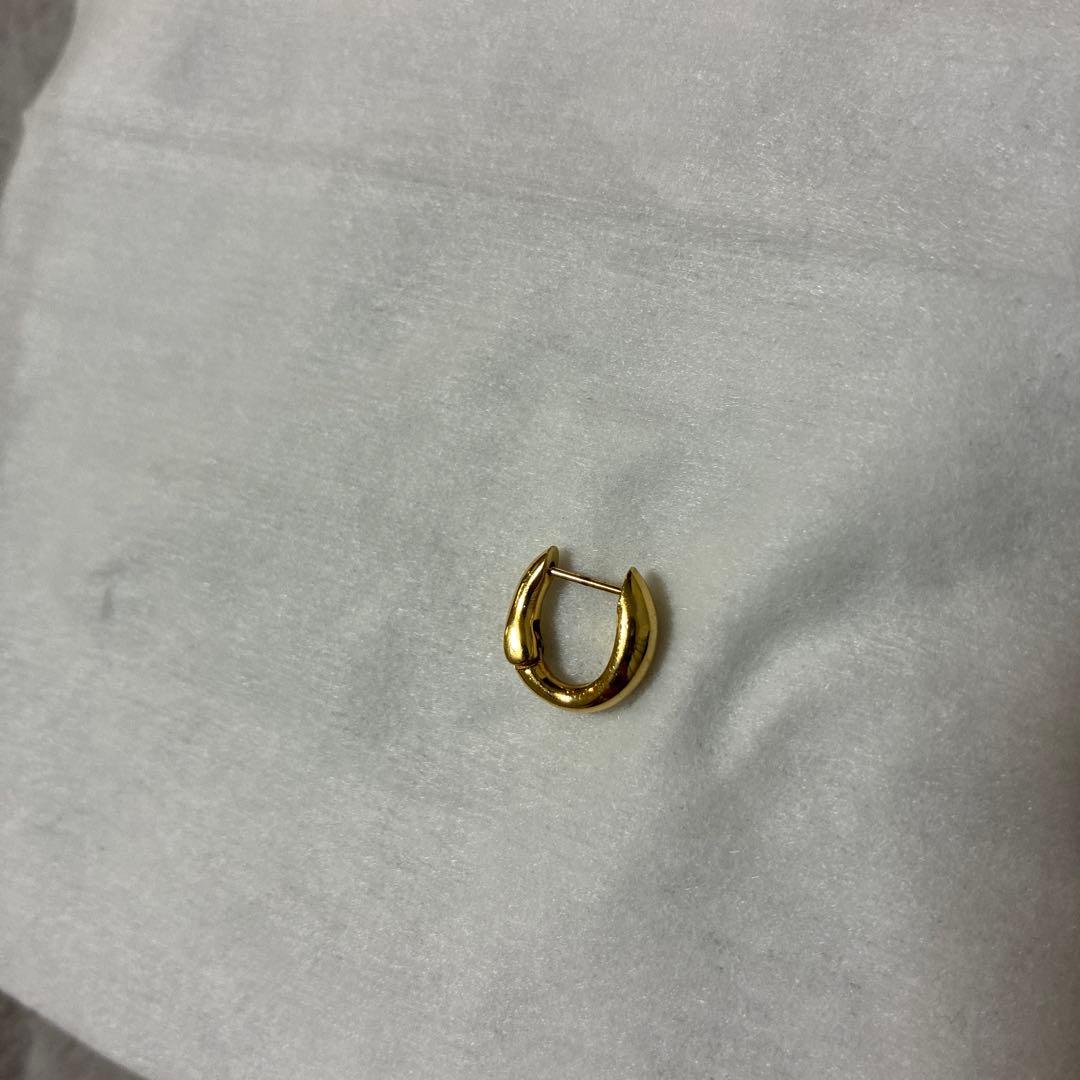 ki様　ete チャンキーハグピアス　イエローゴールド