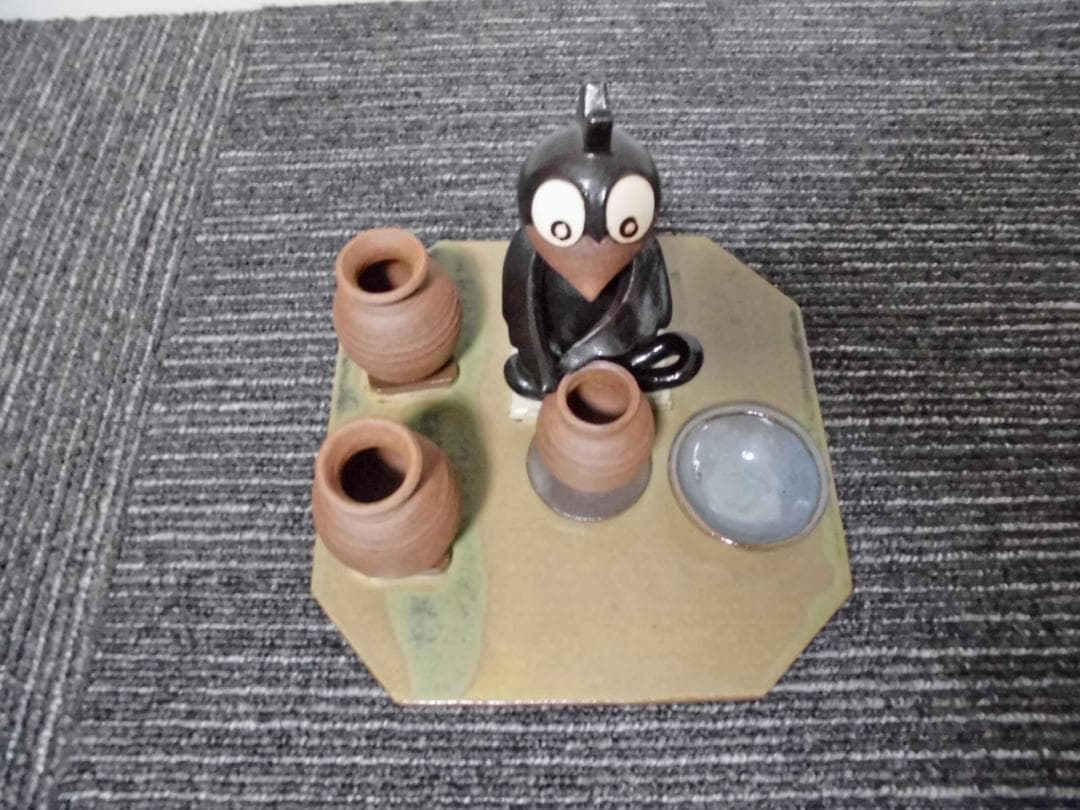 丹波焼　愛嬌のある陶器の置物　カラスの陶芸家　リビングのインテリアに　日本六古窯