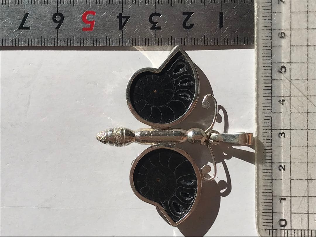 【限定出品】マダガスカル産　ブラックアンモナイト化石使用　ペンダントトップ　蝶々