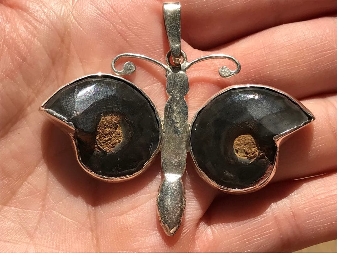 【限定出品】マダガスカル産　ブラックアンモナイト化石使用　ペンダントトップ　蝶々