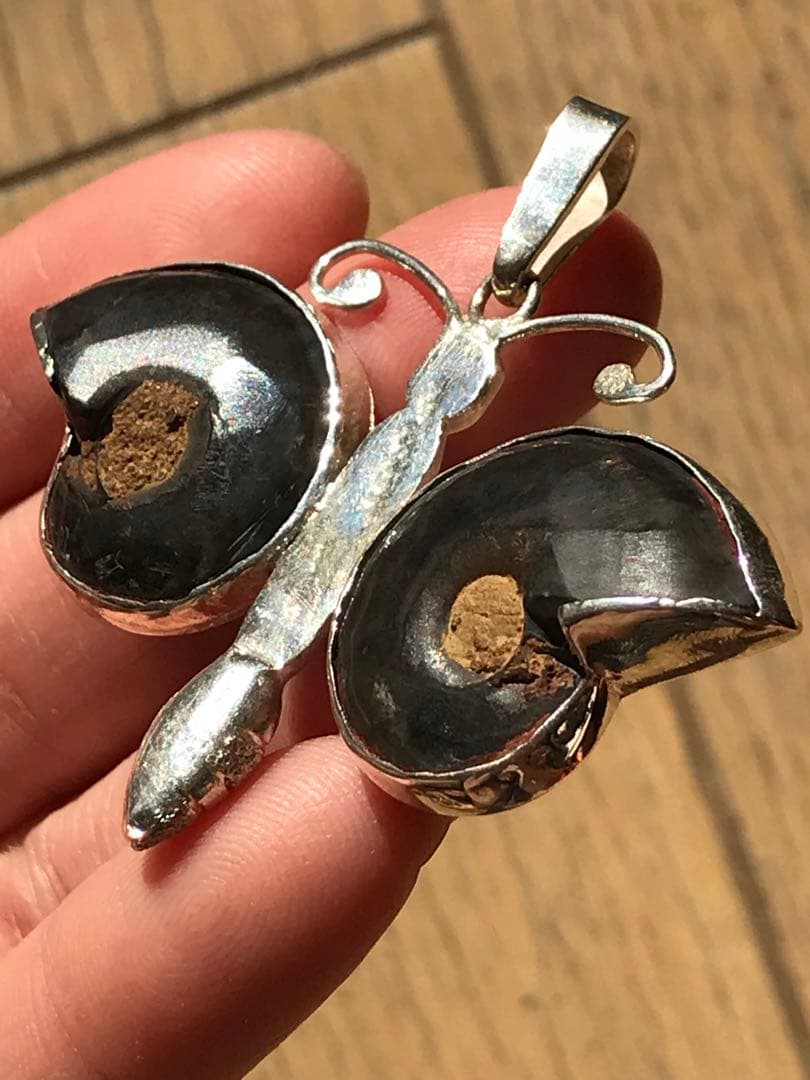 【限定出品】マダガスカル産　ブラックアンモナイト化石使用　ペンダントトップ　蝶々