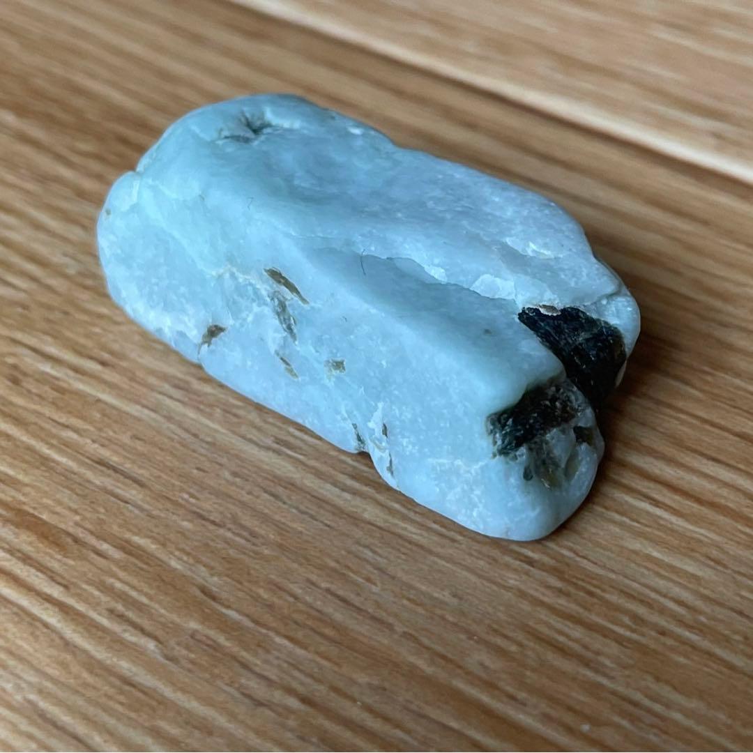 糸魚川 翡翠原石 薄緑